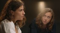 Watzmann ermittelt – Sophia Strasser (Katharina Leonore Goebel, r.) spielt Magdalena Bergmann (Nadine Menz, l.) eine Sprachnachricht von ihr an sie vor.