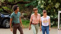 Deadly Tropics – Aurélien (Julien Béramis, l.), Gaëlle (Béatrice de la Boulaye, r.) und Mélissa (Sonia Rolland, M.) verfolgen Hinweise, die zur Spur des Täters führen könnten.