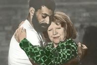 Angst essen Seele auf – Zwei glückliche Menschen: Die alternde Putzfrau Emmi (Brigitte Mira) und der marokkanische Gastarbeiter, den sie Ali nennt (El Hedi ben Salem), haben sich verliebt. Sie beschließen zu heiraten.