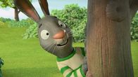 Pip und Posy – Pip versteckt sich vor einer kleinen Ente, die ihn verfolgt.