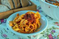 Zu Tisch ... – Nein, das sind keine Spaghetti Bolognese, sondern das Originalgericht Tagliatelle al Ragù.