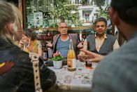 neoriginal: Späti – Späti-Gäste unter sich - Von links: Luna (Maja Bons), Marianne (Eva Weißenborn), Helmut (Torsten Michaelis), Rashid (Falilou Seck) und Konnopke (Alexander Finkenwirth)