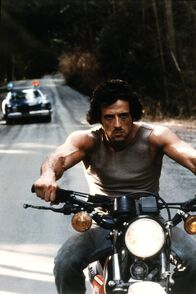 Rambo I – Aus fadenscheinigen Gründen verhaftet Sheriff Teasle den friedlichen Vietnamveteranen Rambo (Sylvester Stallone), einen ehemaligen Einzelkämpfer der Green Berets ...