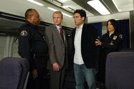 How I Met Your Mother – v.r.) am New Yorker Flughafen verdächtig benommen hatten, werden sie festgenommen ...