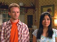 Malcolm mittendrin – Francis (Christopher Masterson, l.) und Piama (Emy Coligado, r.), die Lois unter die Arme greifen wollen, sind stinkig auf Malcolm, da er seinem Bruder Reese die Freundin ausgespannt hat ...