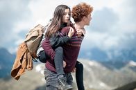 Amelie rennt – Als Bart (Samuel Girardi) Amelie (Mia Kasalo) das Leben rettet, stellt sie fest, dass er viel interessanter ist, als anfangs gedacht. Gemeinsam begeben sich die beiden auf eine abenteuerliche Reise, bei der es um hoffnungsvolle Wunder und echte Freundschaft geht.