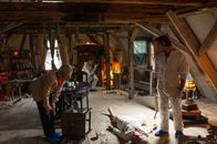 SOKO Stuttgart – In ihrer Stube wurde die weiße Hexe Emma Brecht (Gesine Hannemann, M. liegend) erschlagen. Martina Seiffert (Astrid M. Fünderich, l.) lässt sich von Benedikt Förster (Florian Wünsche, r.) die ersten Infos geben, während Jan Arnaud (Mike Zaka Sommerfeldt, M.) im Hintergrund Spuren sichert.