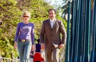 Monk – Soll Natalie (Traylor Howard, l.) ihrem Chef (Tony Shalhoub, r.) erzählen, dass sie glaubt, seiner Frau Trudy begegnet zu sein? Schließlich denkt er, sie sei ermordet worden ...
