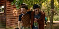 Silverpoint – Elliot (D'Nico Greaves, l.) und Louis (Oliver Cunliffe) sind zurück im Camp. Elliot wurde von dem Dinosaurier leicht verletzt, und Louis warnt Bea und die anderen.