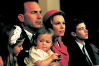 Thirteen Days – Kenneth O'Donnell (Kevin Costner, 2. von links) und Gattin Helen (Lucinda Jenney, 2. von rechts) machen sich Sorgen um die Zukunft ihrer Kinder.