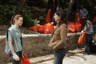 Gilmore Girls – Rory (Alexis Bledel, l.) beginnt ihre gerichtlich angeordnete gemeinnützige Arbeit und eckt bei allen (Lauren Graham, r.) an ...