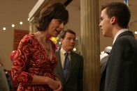 Malcolm mittendrin – Lois (Jane Kaczmarek, l.) und Hal (Bryan Cranston, M.) bemerken, dass sie gar nicht mehr miteinander reden. Daraufhin beschließt Hal, Malcolm (Frankie Muniz, r.), Dewey und Reese zu versklaven und in der Garage für Lois eine Wohlfühloase zu errichten ...