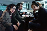 Tatort – Die Polizei hat ihren Mann eingeschleust und hört mit (v. li. n. re.): Tessa Ott (Carol Schuler), Noah Löwenherz (Aaron Arens) und Isabelle Grandjean (Anna Pieri Zuercher)