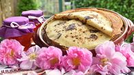 Zu Tisch ... – Zu Tisch Tal der Rosen – Bulgarien Palatschinken und Rosenkonfitüre Copyright: SRF/Berlin Producers/Gero von Marientreu