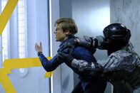 MacGyver – Muss sich gegen die Rache- und Mordpläne von Killer Murdoc (David Dastmalchian) zu Wehr setzen: Angus MacGyver (Lucas Till, l.)