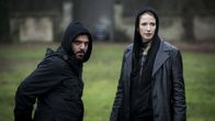 Profiling Paris – Roman (Vincent Heneine, l.); Veronica Sinclair (Alexandra Lalonde, r.)