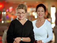 Die Rosenkrieger – Beim Bowling spielen redet sich die Anwältin Elvira Kupfer (Jutta Speidel, li.) bei ihrer besten Freundin, die Psychologin Anna König (Daniela Ziegler) ihren ganzen Frust von der Seele.