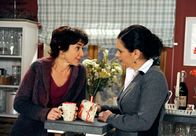 Rote Rosen – ARD ROTE ROSEN FOLGE 1458 Uhr im ERSTEN. Merle (Anja Franke, l.) erklärt Vera (Sandra Speichert, r.), warum sie an dem Arrangement mit Gunter in Bezug auf Benita festhalten muss.