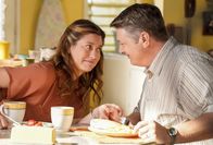 Young Sheldon – Mary Cooper (Zoe Perry, l.); George Cooper sen. (Lance Barber, r.)