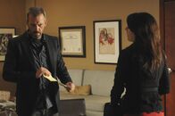 Dr. House – Eigentlich nerven sie sich nur. House (Hugh Laurie, l.) und Cuddy (Lisa Edelstein, r.) diskutieren die weitere Zusammenarbeit. Das gestaltet sich schwierig, da House eigentlich wie immer tut was er will ...