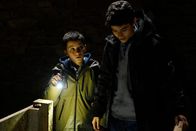 Frühling – Sammy Jacobi (Vico-Simone Magno, l.) und sein Bruder Milo (Mika Ullritz, r.) haben durch das Internet einen Lost Place gefunden.