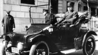 Great Inventions - Meilensteine der Technik – John D. Rockefeller (r.) in seinem elektrischen Auto.