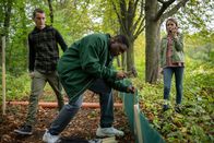 Schloss Einstein – Jona (Helen Möller, re., Fridolin Sommerfeld, li. und Arnold Markuissie, mi.) macht eine klare Ansage.