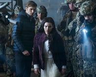 Mysterious Mermaids – Ben Pownall (Alex Roe, l.); Ryn (Eline Powell, r.)