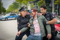 Notruf Hafenkante – Claudia (Janette Rauch, l.) und Tarik (Serhat Cokgezen, r.) kümmern sich um Julius Reinke (Marc Barthel, M.), der bei einem Verkehrsunfall verletzt wurde und nun desorientiert durch die Gegend irrt.