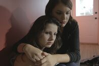 Internet der Lügen – Mariah comforts Amanda.