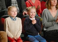 Single Parents – (v.li.): Ella Allan (Amy Fogerty), Mia Allan (Emma Fogerty).