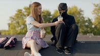Ninja Nanny – Christa (Gina Goldberg, li. ) freundet sich mit einem der Ninjas (Gina Spadaro, re.) an.