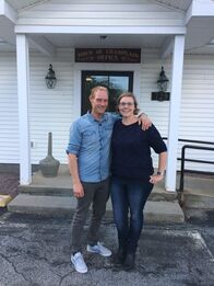 Verrückt nach Meer – Das Passagierpaar Carla und Michael beantragt in Champlain im Staate New York seine Hochzeitslizenz, um später in New York City zu heiraten. Von Montreal aus sind die beiden mit einem Mietwagen über die Grenze gefahren.