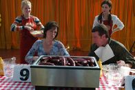 Malcolm mittendrin – Vorne: Um die Nachbarn von ihren Qualitäten zu überzeugen, nehmen Hal (Bryan Cranston, r.) und Lois (Jane Kaczmarek, l.) am Wurst-Wettessen teil ...