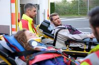 In aller Freundschaft – Ramona Rudloff (Anja Antonowicz) und Elias Adler (Gareth McGregor) werden nach einem gemeinsamen Autounfall vom Rettungsteam (Komparsen) in die Sachsenklinik eingeliefert.