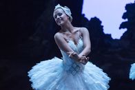 Find me in Paris – Lena (Jessica Lord) ist überglücklich. Sie hat ihren ersten Auftritt mit der Compagnie auf der Bühne der Pariser Oper. Auf diesen Tag hat sie viele Jahre lang hin gefiebert und trainiert.
