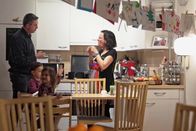 Signes – Signes Delphine Quach – barrierefreie Architektur Delphine Quach mit ihrem Mann Robin und den gemeinsamen Kindern Copyright: SRF/RTS