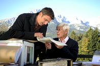 Der Bergdoktor – Roman (Siegfried Rauch, r.) erinnert sich an die Mutter von Martins (Hans Sigl, l.) Patienten Leon. Sie ist nach der Geburt plötzlich gestorben. Vielleicht findet sich in den alten Akten ein Hinweis, der bei Leons Erkrankung weiterhelfen kann.