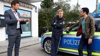 Die Rosenheim-Cops – Polizeihauptmeister Mohr (Max Müller, M.) informiert die Kommissare Hansen (Igor Jefti?, l.) und Kaya (Baran Hęvî, r.) über erste Erkenntnisse im Zusammenhang mit dem Mord an dem Handyladenbesitzer Erhard Lechner.