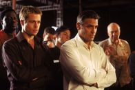 Ocean's Eleven – Wollen drei Kasinos um 150 Millionen Dollar erleichtern, ohne Blut zu vergießen: Dusty Ryan (Brad Pitt, l.) und Danny Ocean (George Clooney, r.). Aber wird ihr Plan tatsächlich aufgehen?