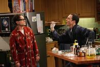The Big Bang Theory – Sheldon (Jim Parsons, r.) gerät sofort in Panik, hat er doch vor nichts mehr Angst, als vor einer Virusinfektion. Doch alle Vorbereitungen und alles Vorbeugen hilft nichts, Sheldon wird krank. Leonard (Johnny Galecki, l.) sucht das schnellstmöglich das Weite ...