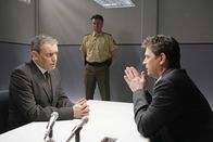 Die Rosenheim-Cops – Rosenheim-Cops Christian Lind (re. Tom Mikulla) nimmt das Alibi von Hajo Grabowski (li. Wolfgang Wagner) unter die Lupe.