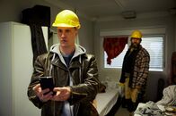 Die Heiland - Wir sind Anwalt – Ringo Holländer (Tim Kalkhof, l.) sucht in der Unterkunft eines Mandanten, dem Diebstahl auf einer Großbaustelle vorgeworfen wird, nach entlastenden Beweisen; Liviu Bunesco (Jörg Steinberg, r.), ein Kollege, gibt sich ahnungslos.
