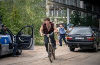 Lauchhammer – Juri Schavadenov (Malik Blumenthal, Mi.), der kriminelle Ex-Freund der Toten, flieht vor den Polizisten.