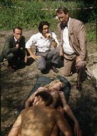 Kommissar Rex – Gerichtsmediziner Leo Graf (Gerhard Zemann, r.) gibt eine erste Einschätzung über die Todesursache des Liebespaars an der Donau ab. Kommissar Moser (Tobias Moretti, M.) und Stockinger (Karl Markovics, l.) erinnern sich an einen ähnlichen Fall vor einem Jahr.