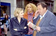 Der Pfundskerl – Die ehemalige Prostituierte Eva Bühner (Katharina Schubert, li.), Reporter Gottfried Engel (Ottfried Fischer) und Tanja (Carol Campbell) wollen herausfinden, ob Uwe Hansen die kleine Paula entführt hat.