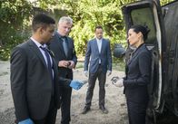 Elementary – Joan Watson (Lucy Liu, r.) und Sherlock Holmes (Jonny Lee Miller, 2.v.r.) untersuchen gemeinsam mit Gregson (Aidan Quinn, 2.v.l.) und Bell (Jon Michael Hill, l.) den Fall einer vermissten Frau, die offenbar entführt wurde. Doch nichts ist, wie es scheint ...