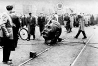 Die Rote Armee – 23.10.1956. Der Kopf dieser STALIN-Statue wurde von ungarischen Demonstranten zerstört. Ein Teil der STALIN-Statue liegt mitten auf der Straße.