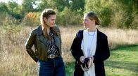 Rote Rosen – Svenja (Lea Marlen Woitack, l.) ist besorgt, weil Bella (Alessia Mazzola, r.) endgültig ihr Tiermedizin-Studium geschmissen hat.