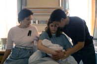 Little Bird – Esther (Darla Contois, li.) besucht ihre Schwester Dora (Imajyn Cardinal, Mi.) und deren Partner Doug (Mark Taylor, re.) nach der Geburt ihrer Nichte im Krankenhaus.